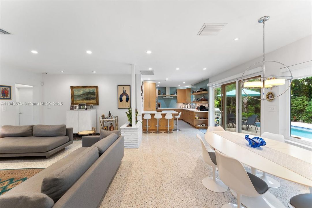 Vendido Recientemente: $1,999,000 (3 camas, 3 baños, 1771 Pies cuadrados)