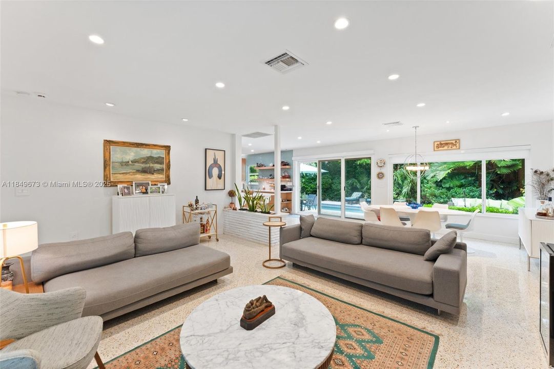 Vendido Recientemente: $1,999,000 (3 camas, 3 baños, 1771 Pies cuadrados)