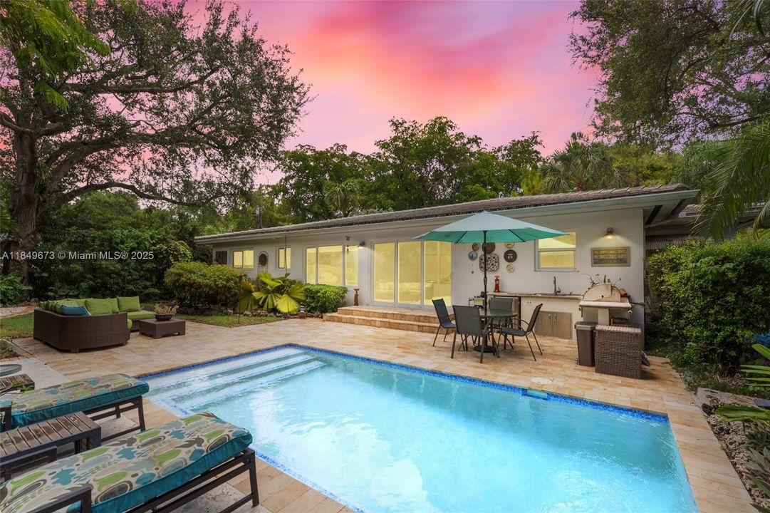 Vendido Recientemente: $1,999,000 (3 camas, 3 baños, 1771 Pies cuadrados)