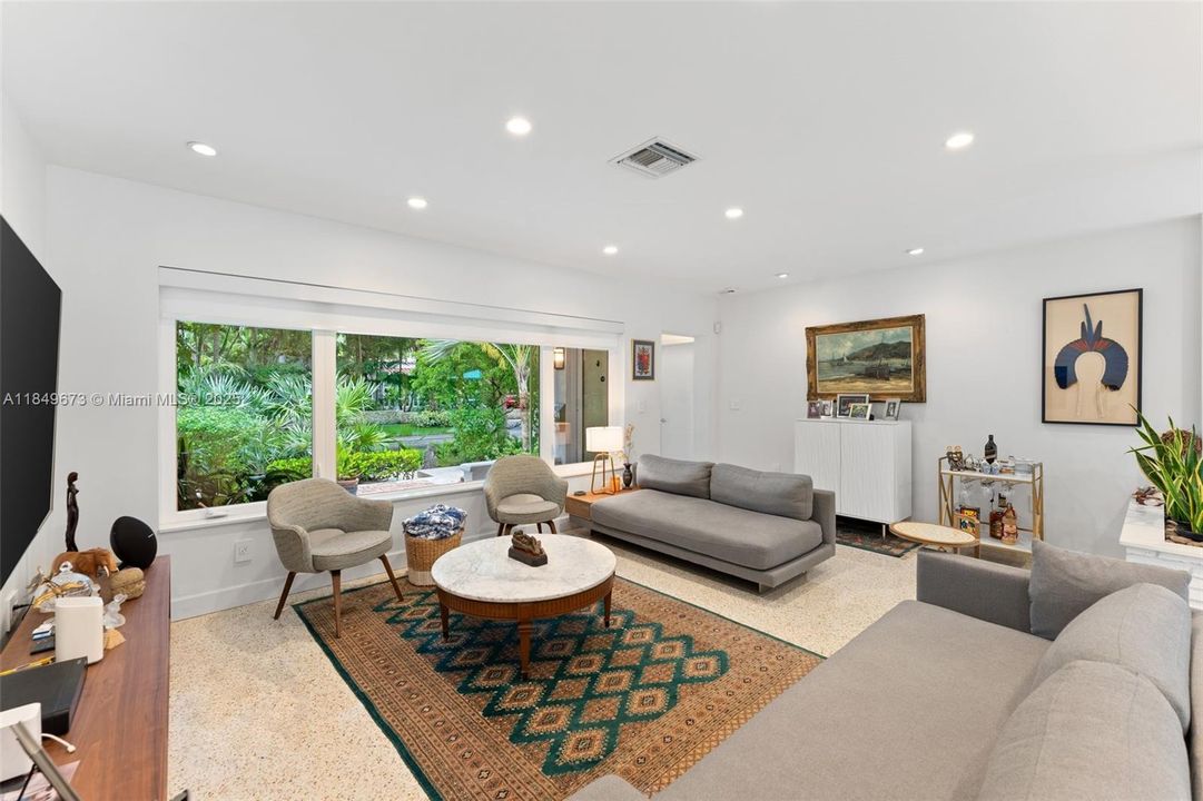 Vendido Recientemente: $1,999,000 (3 camas, 3 baños, 1771 Pies cuadrados)