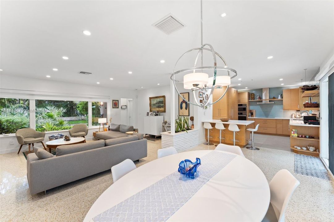 Vendido Recientemente: $1,999,000 (3 camas, 3 baños, 1771 Pies cuadrados)