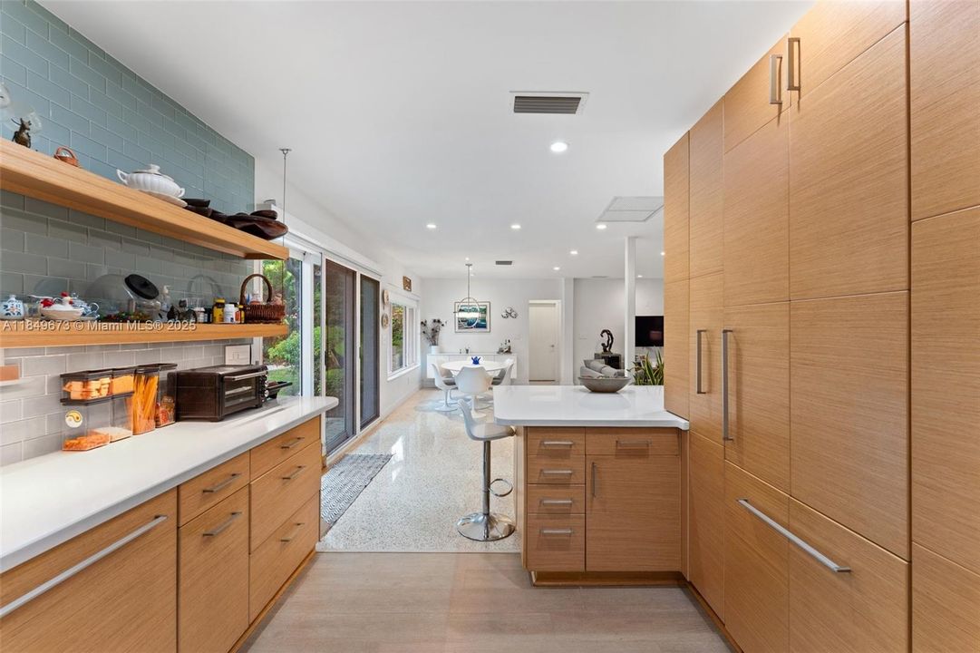 Vendido Recientemente: $1,999,000 (3 camas, 3 baños, 1771 Pies cuadrados)