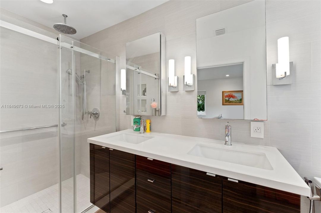 Vendido Recientemente: $1,999,000 (3 camas, 3 baños, 1771 Pies cuadrados)