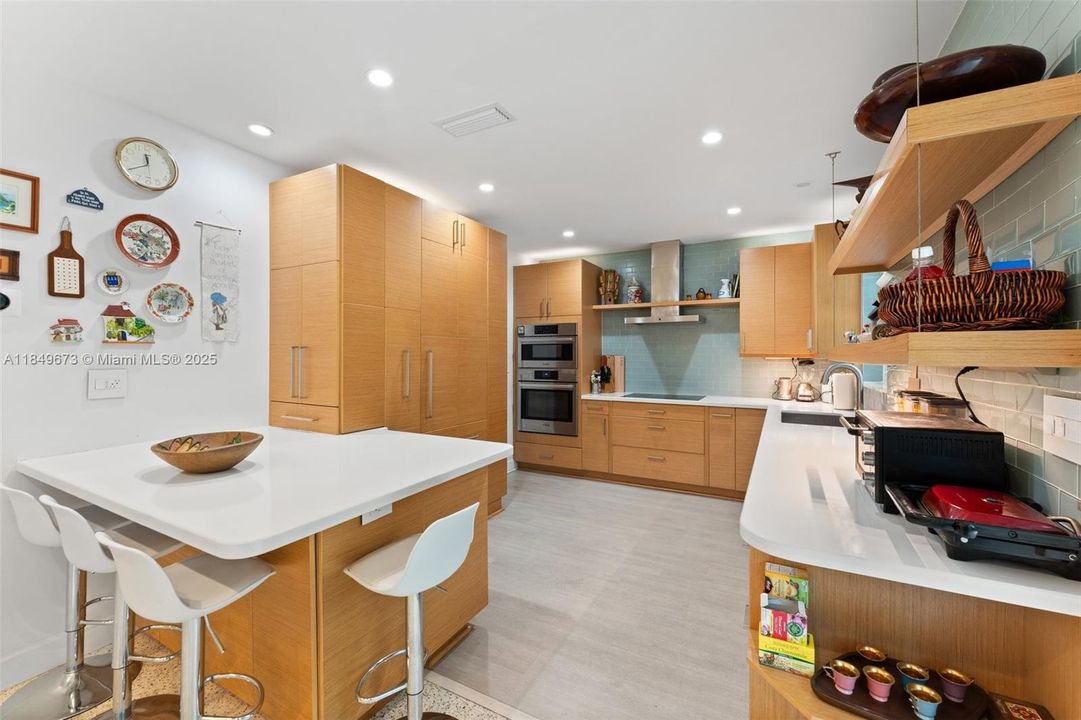 Vendido Recientemente: $1,999,000 (3 camas, 3 baños, 1771 Pies cuadrados)