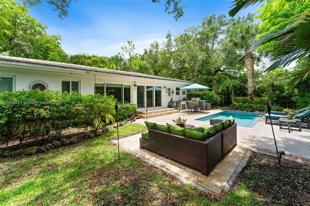 Vendido Recientemente: $1,999,000 (3 camas, 3 baños, 1771 Pies cuadrados)