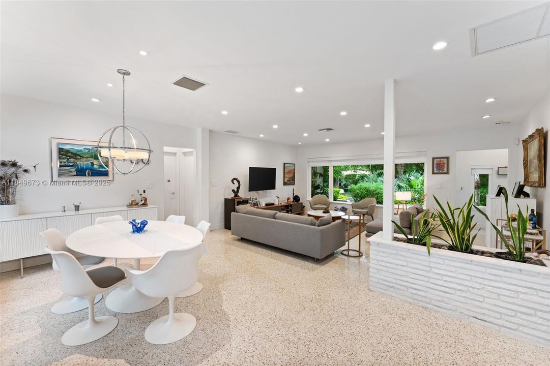 Vendido Recientemente: $1,999,000 (3 camas, 3 baños, 1771 Pies cuadrados)