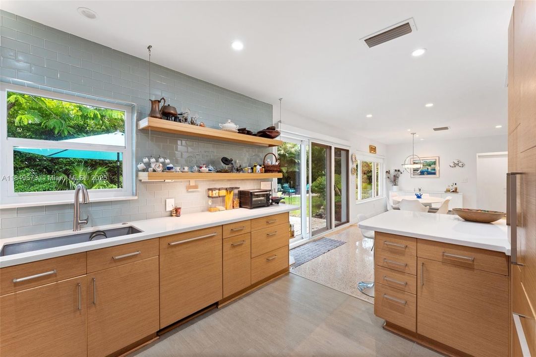 Vendido Recientemente: $1,999,000 (3 camas, 3 baños, 1771 Pies cuadrados)