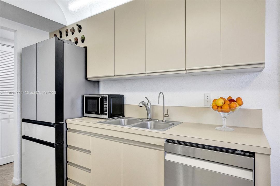 Recently Rented: $3,500 (2 beds, 2 baths, 1570 Square Feet)