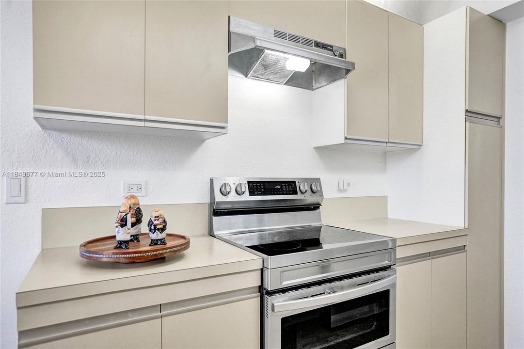 Recently Rented: $3,500 (2 beds, 2 baths, 1570 Square Feet)