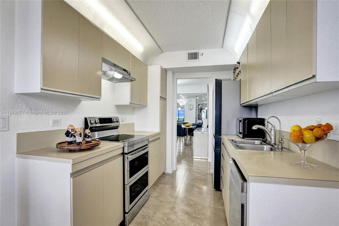 Recently Rented: $3,500 (2 beds, 2 baths, 1570 Square Feet)