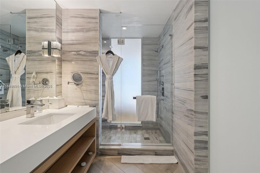 最近售出: $1,250,000 (0 贝兹, 1 浴室, 493 平方英尺)