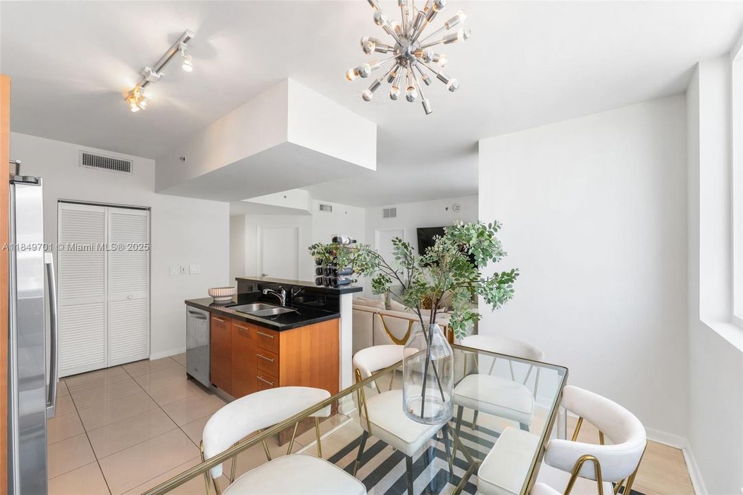 En Venta: $450,000 (2 camas, 2 baños, 1006 Pies cuadrados)