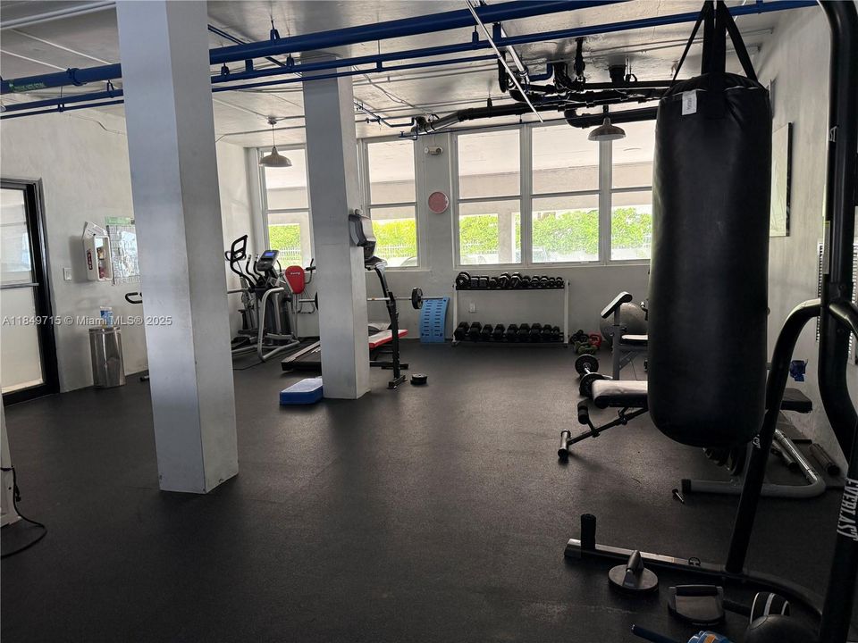 For Sale: $265,000 (1 beds, 1 baths, 730 Square Feet)