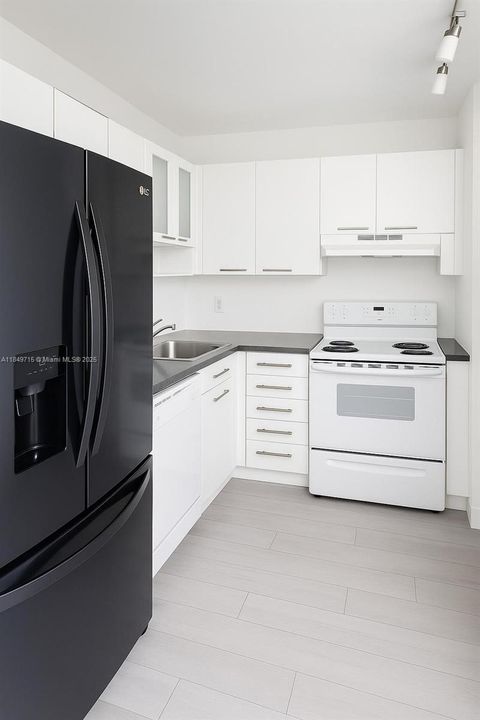 For Sale: $265,000 (1 beds, 1 baths, 730 Square Feet)