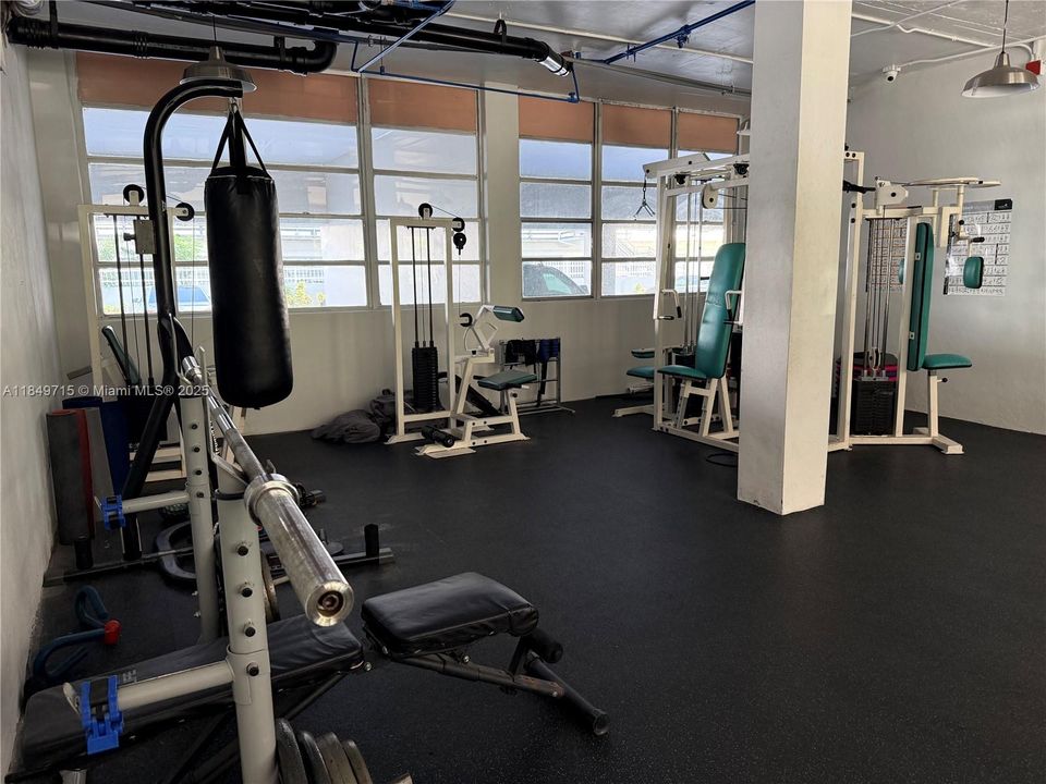 For Sale: $265,000 (1 beds, 1 baths, 730 Square Feet)