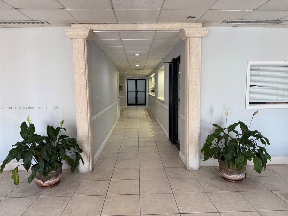 For Sale: $265,000 (1 beds, 1 baths, 730 Square Feet)