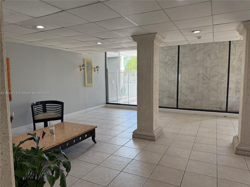 For Sale: $265,000 (1 beds, 1 baths, 730 Square Feet)