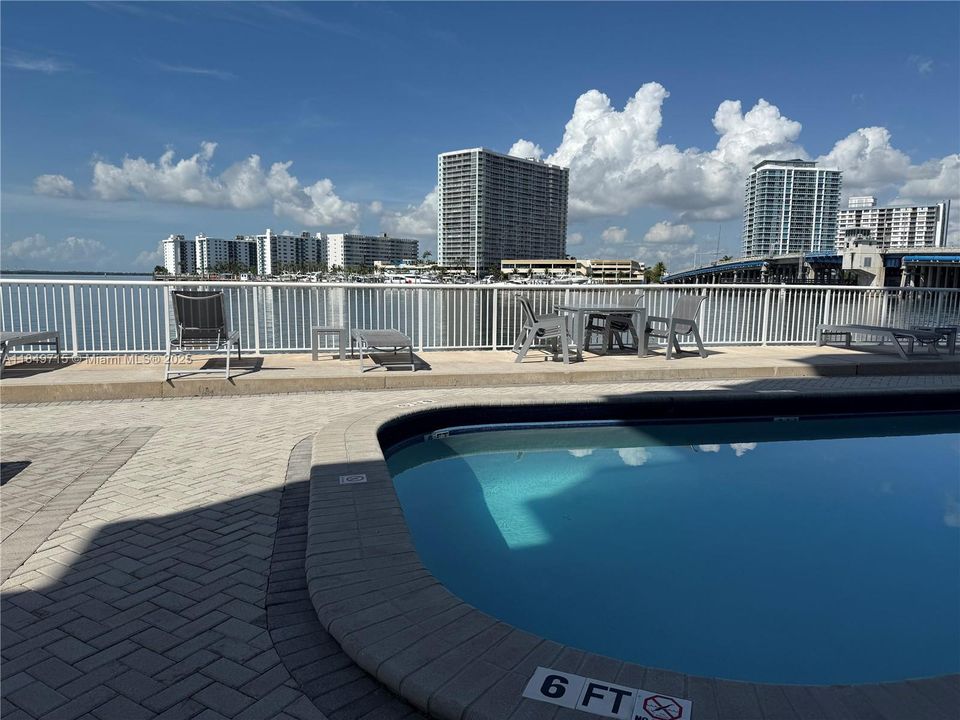 For Sale: $265,000 (1 beds, 1 baths, 730 Square Feet)