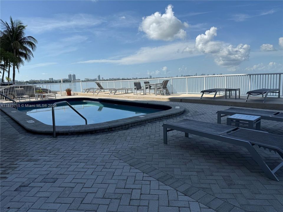 For Sale: $265,000 (1 beds, 1 baths, 730 Square Feet)