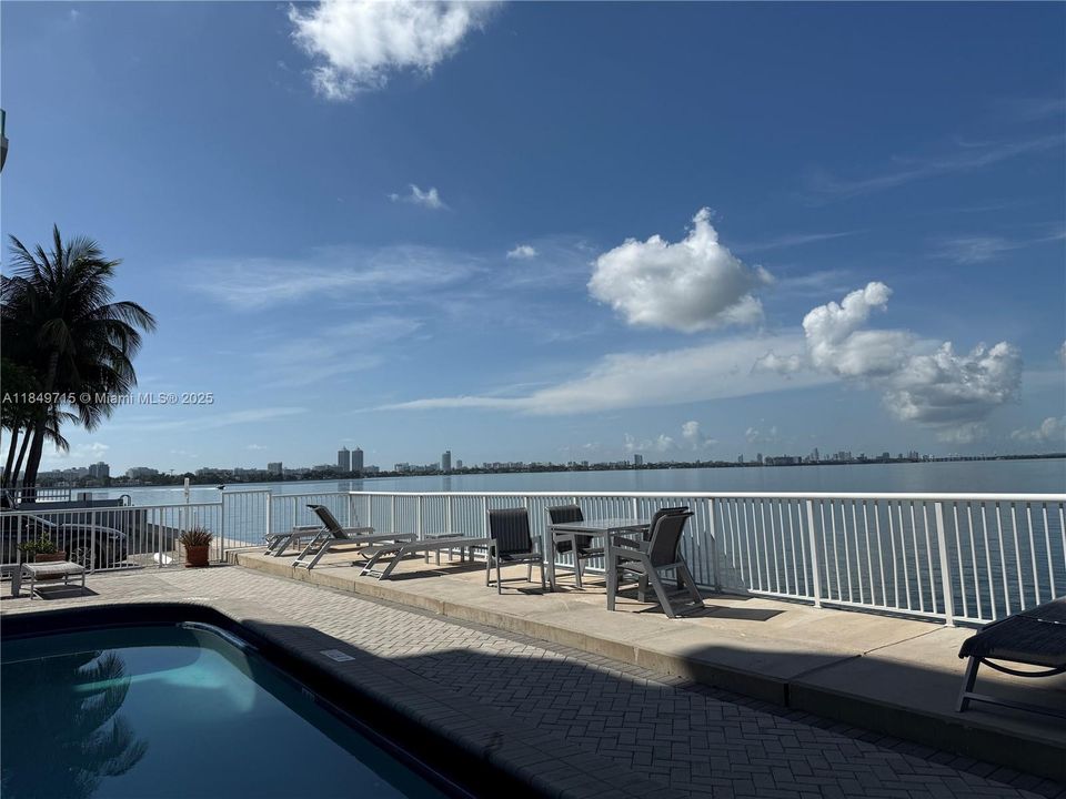 For Sale: $265,000 (1 beds, 1 baths, 730 Square Feet)