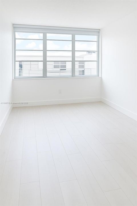 For Sale: $265,000 (1 beds, 1 baths, 730 Square Feet)