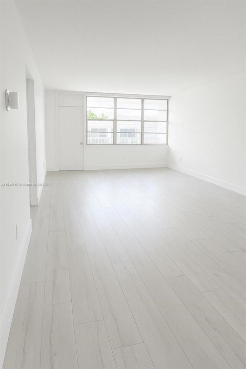 For Sale: $265,000 (1 beds, 1 baths, 730 Square Feet)