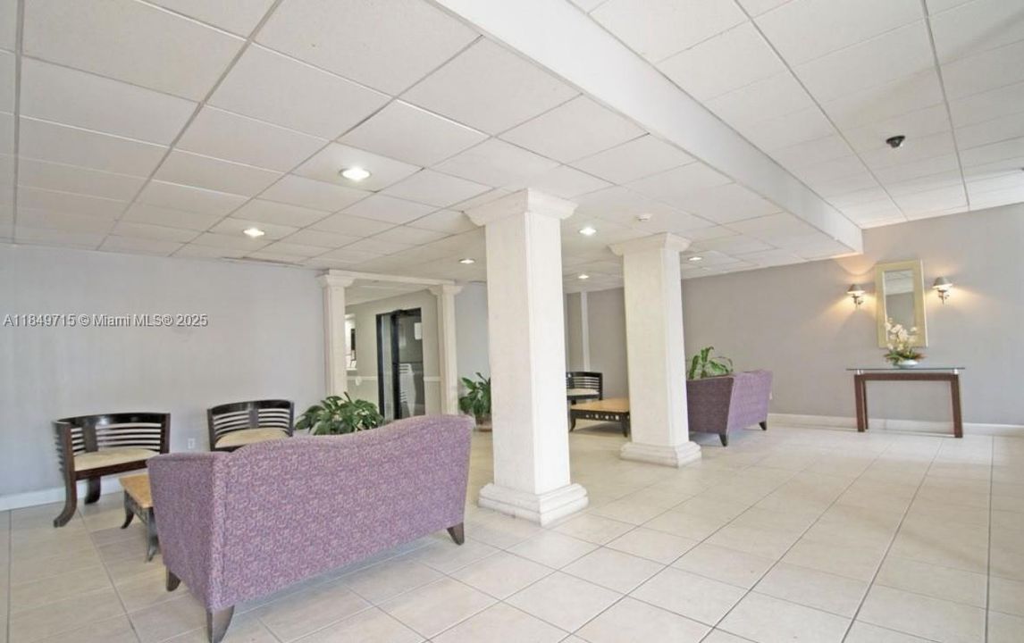 For Sale: $265,000 (1 beds, 1 baths, 730 Square Feet)