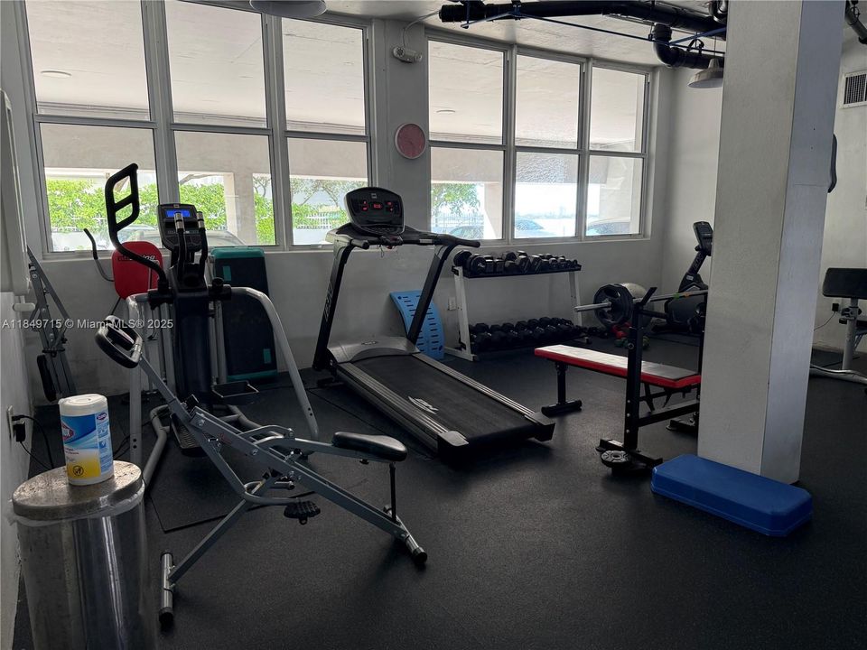 For Sale: $265,000 (1 beds, 1 baths, 730 Square Feet)