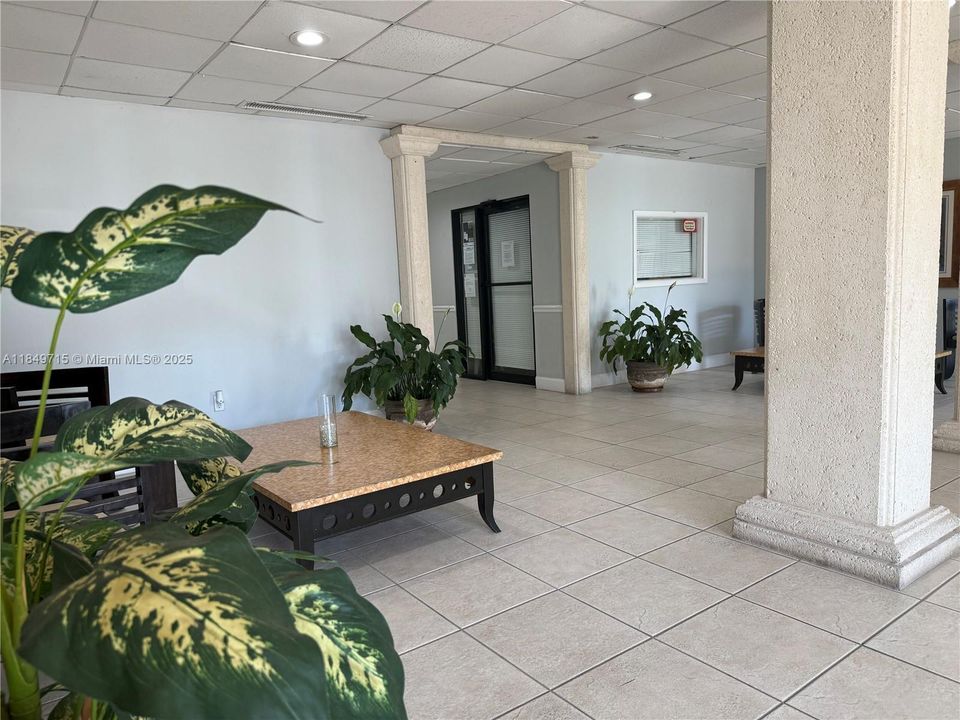 For Sale: $265,000 (1 beds, 1 baths, 730 Square Feet)