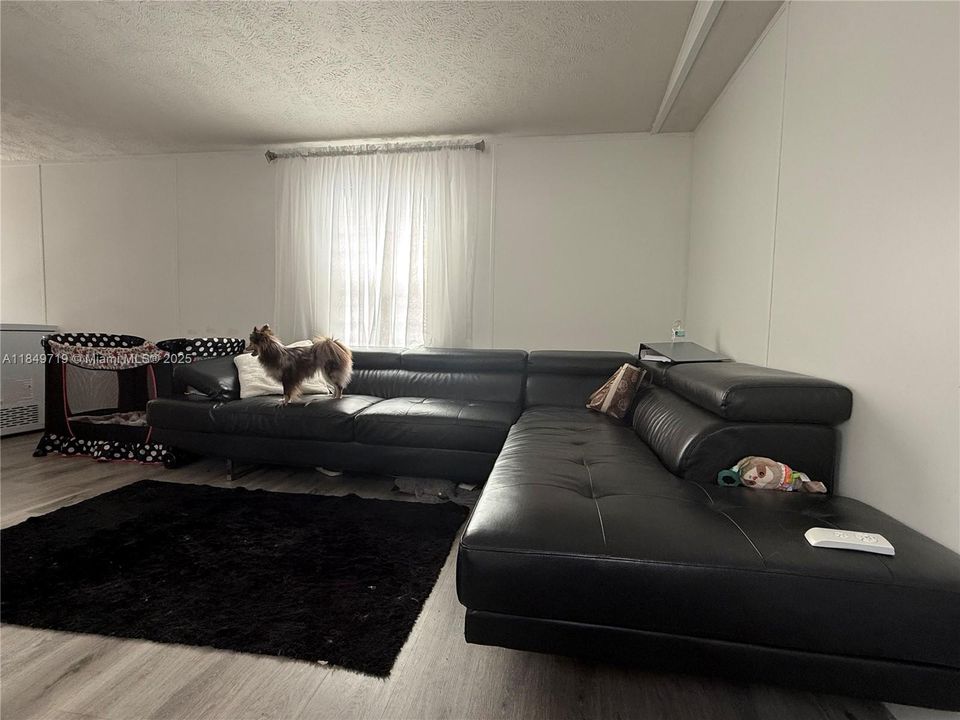 Activo con contrato: $280,000 (3 camas, 2 baños, 924 Pies cuadrados)