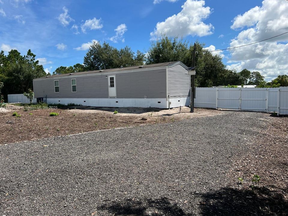 Activo con contrato: $280,000 (3 camas, 2 baños, 924 Pies cuadrados)