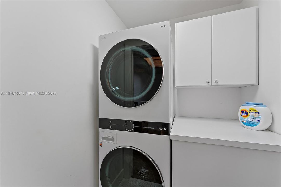 Active With Contract: $4,800,000 (4 beds, 5 baths, 2708 Square Feet)