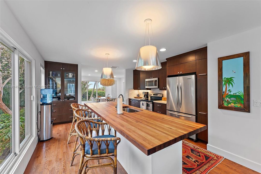 Active With Contract: $4,800,000 (4 beds, 5 baths, 2708 Square Feet)