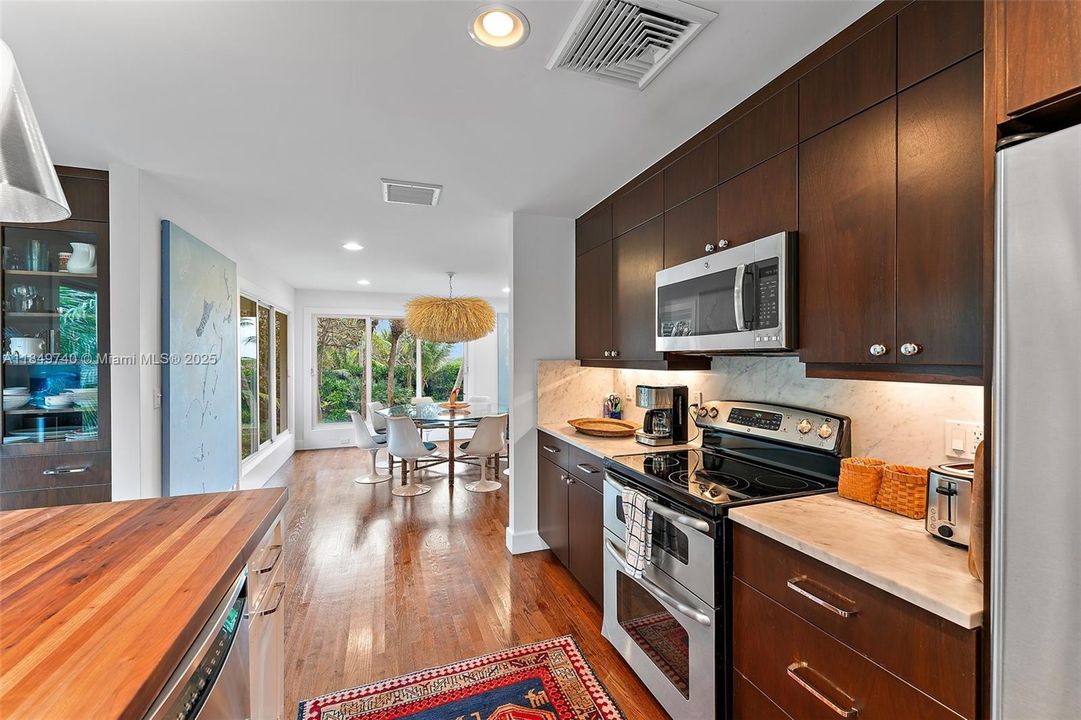 Active With Contract: $4,800,000 (4 beds, 5 baths, 2708 Square Feet)