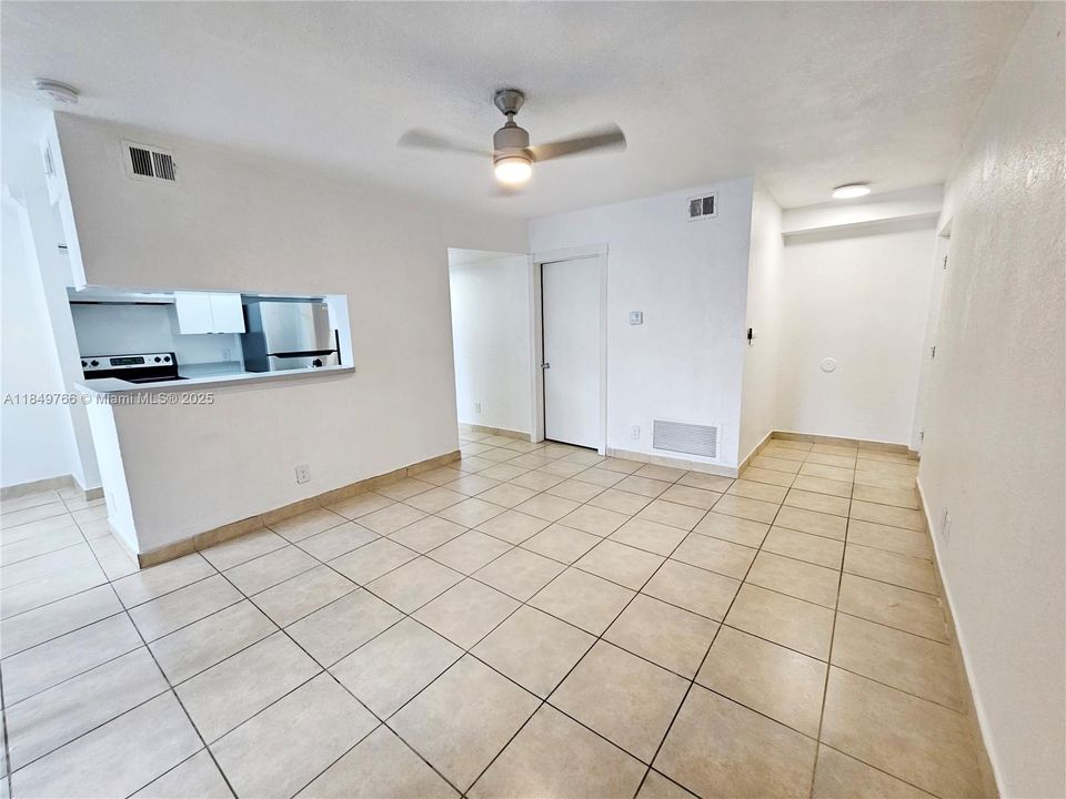 合同活跃: $169,000 (1 贝兹, 1 浴室, 695 平方英尺)