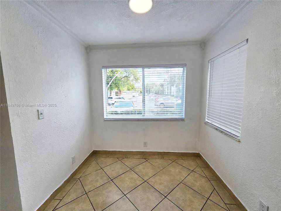 合同活跃: $169,000 (1 贝兹, 1 浴室, 695 平方英尺)