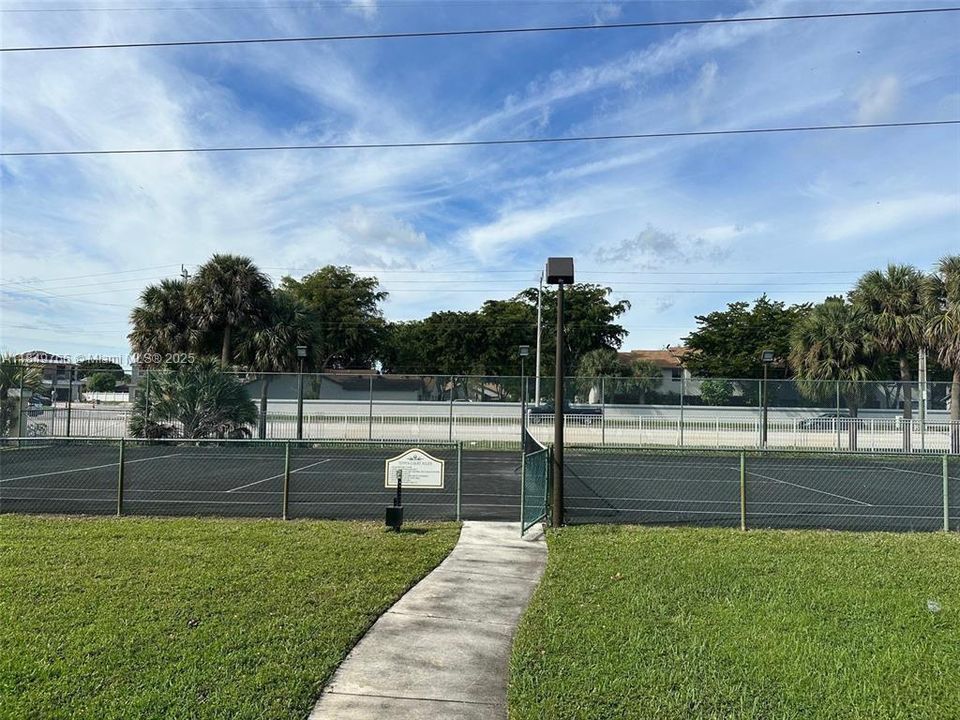 合同活跃: $169,000 (1 贝兹, 1 浴室, 695 平方英尺)