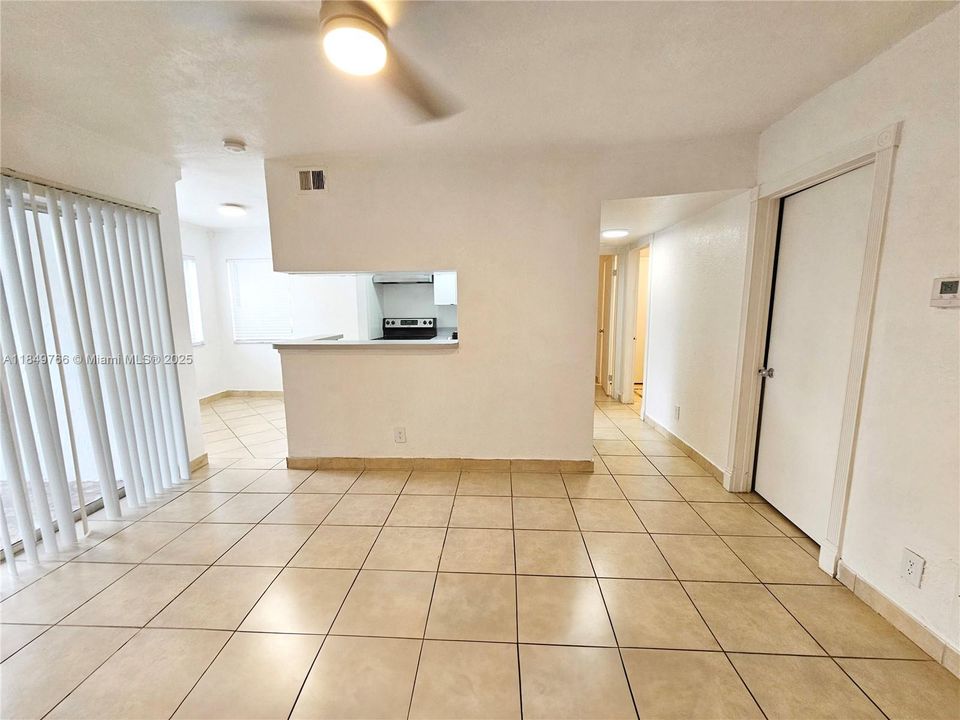 合同活跃: $169,000 (1 贝兹, 1 浴室, 695 平方英尺)