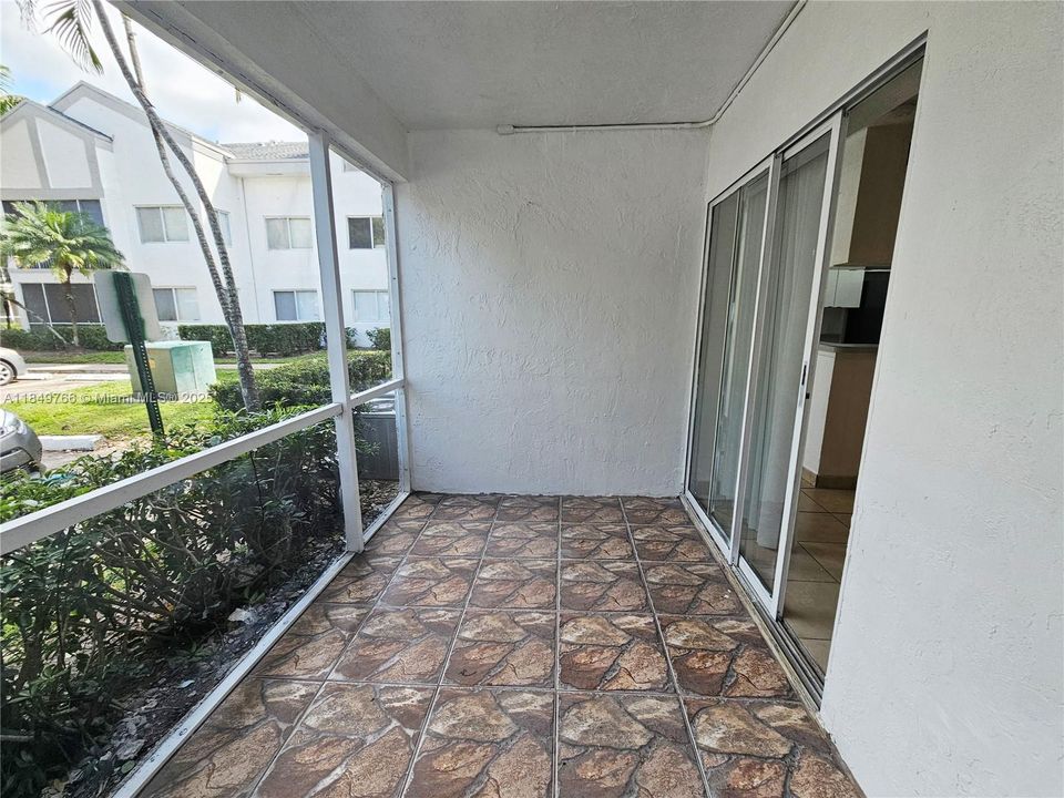 合同活跃: $169,000 (1 贝兹, 1 浴室, 695 平方英尺)