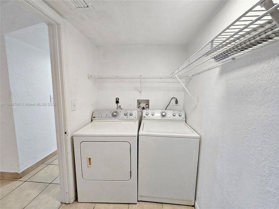 合同活跃: $169,000 (1 贝兹, 1 浴室, 695 平方英尺)