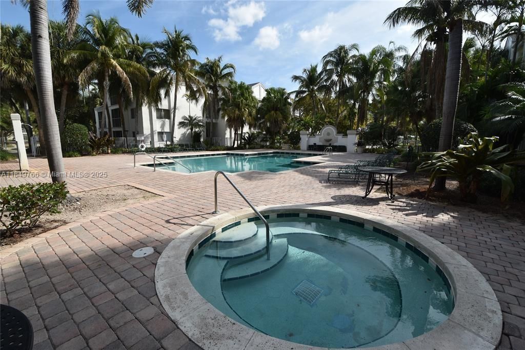 合同活跃: $169,000 (1 贝兹, 1 浴室, 695 平方英尺)