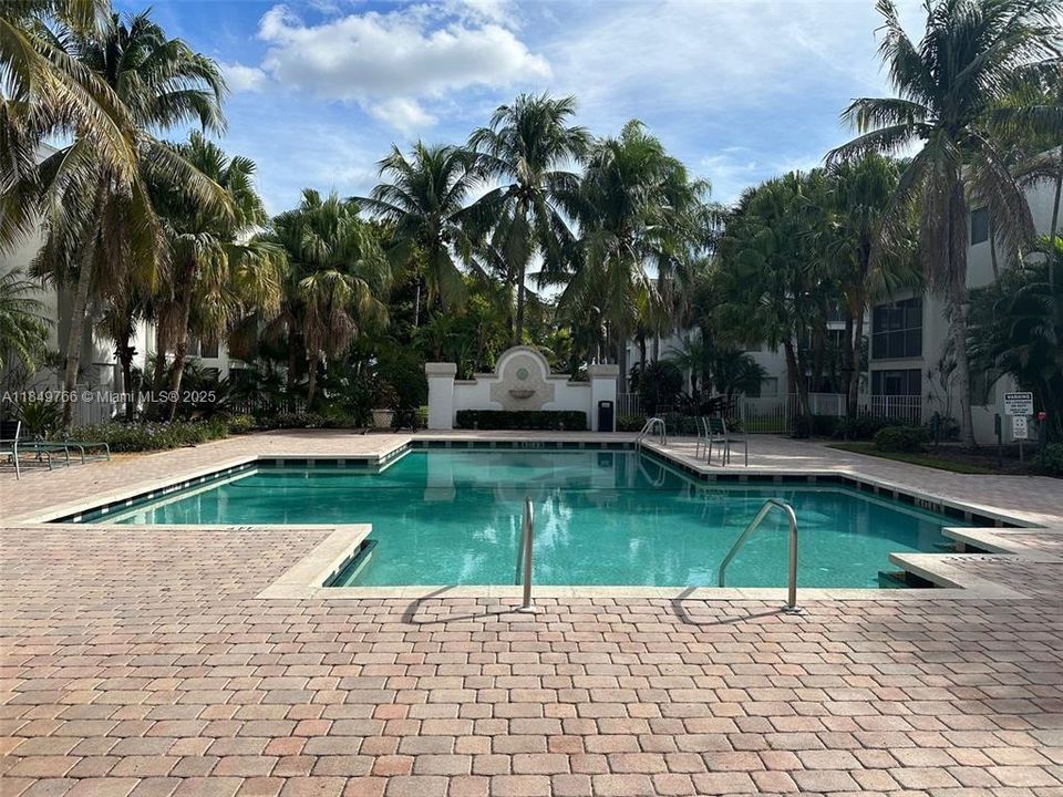 合同活跃: $169,000 (1 贝兹, 1 浴室, 695 平方英尺)