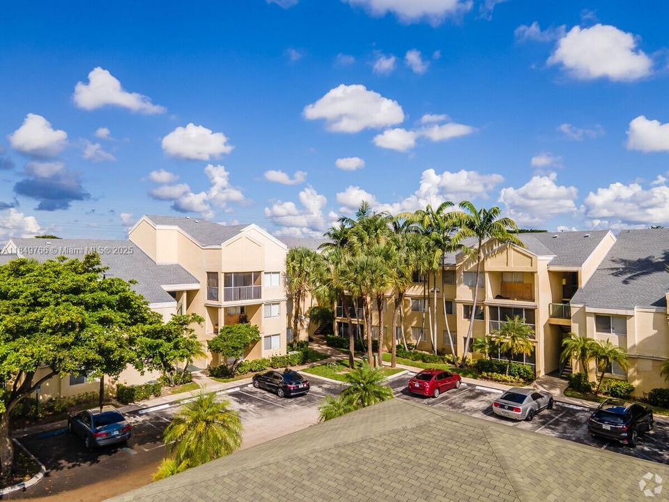 合同活跃: $169,000 (1 贝兹, 1 浴室, 695 平方英尺)