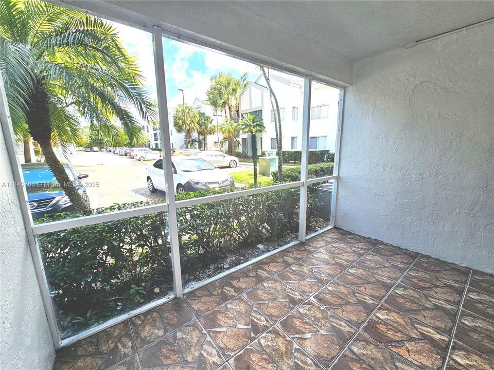 合同活跃: $169,000 (1 贝兹, 1 浴室, 695 平方英尺)