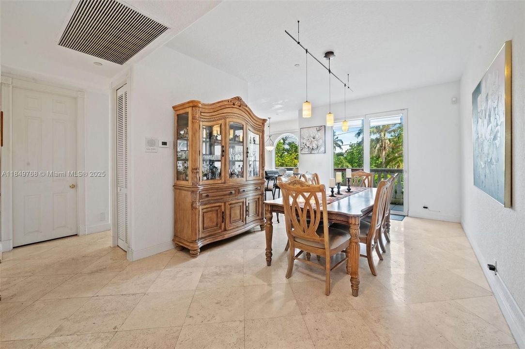 En Venta: $1,695,000 (4 camas, 3 baños, 2896 Pies cuadrados)