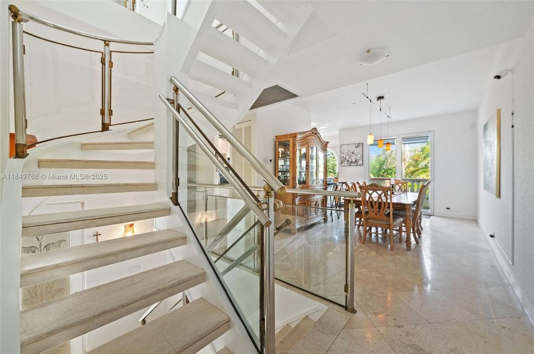 En Venta: $1,695,000 (4 camas, 3 baños, 2896 Pies cuadrados)