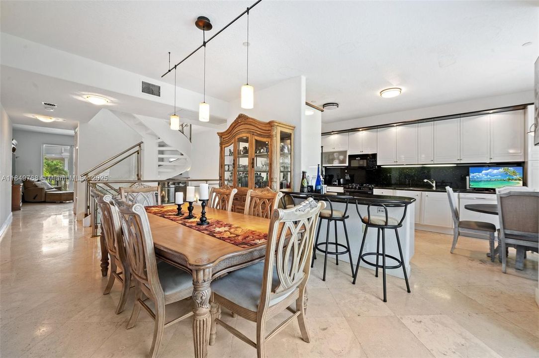 En Venta: $1,695,000 (4 camas, 3 baños, 2896 Pies cuadrados)