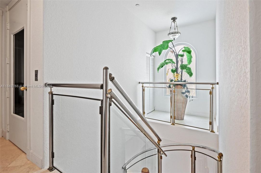 En Venta: $1,695,000 (4 camas, 3 baños, 2896 Pies cuadrados)