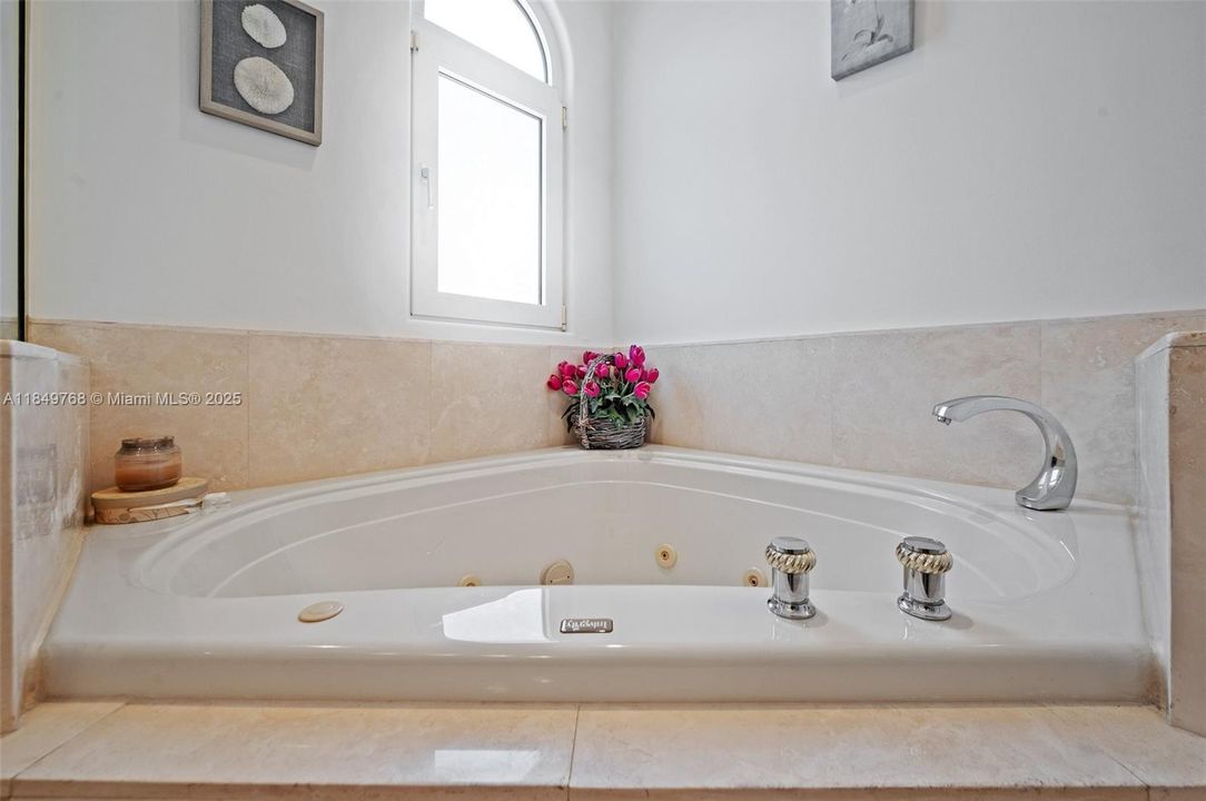 En Venta: $1,695,000 (4 camas, 3 baños, 2896 Pies cuadrados)