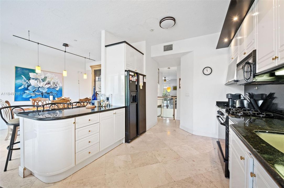 En Venta: $1,695,000 (4 camas, 3 baños, 2896 Pies cuadrados)